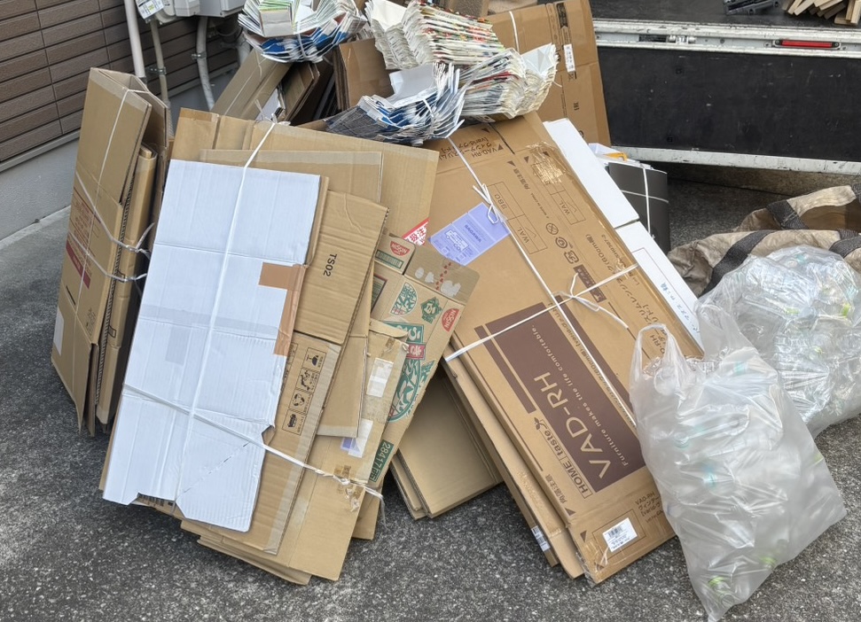 江東区南砂での回収前｜駐車スペースを埋めた段ボールと梱包材